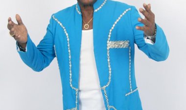 Neguinho da Beija Flor canta na  véspera do Dia dos Pais em Dourados