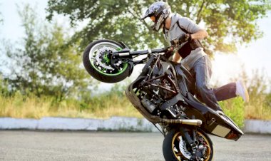 Motociclista que empinar a moto pode perder a CNH. Entenda!