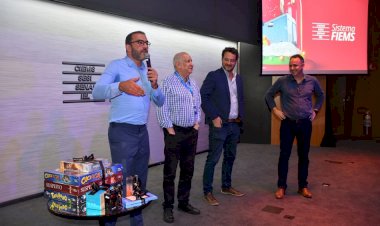 Natal Fiems: colaboradores recebem tradicionais kits natalinos