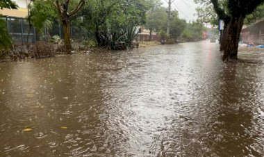 Com chuva intensa, água sobe por bueiros e volta a alagar Porto Alegre