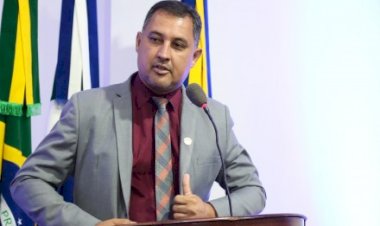 Márcio Pudim celebra instalação de postes para extensão da rede elétrica em Vila Vargas