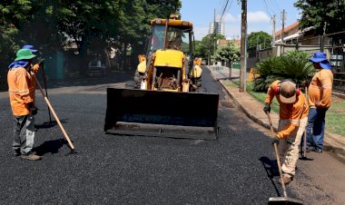 Prefeitura está com 4 frentes de tapa-buracos em várias regiões de Dourados