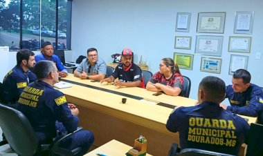 Guarda Municipal reúne moto-entregadores para alertar sobre segurança no trânsito