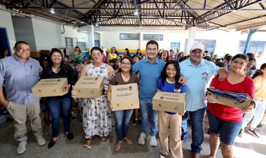 Pais e alunos se emocionam ao receber kit escolar no primeiro dia de aula