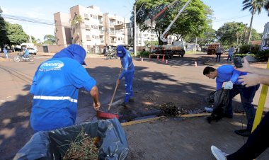 Em lição de cidadania, Marçal recolhe lixo das ruas e pede cuidado com a cidade