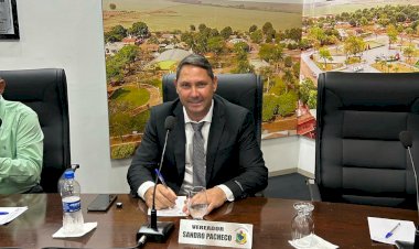 Vereador Sandro Pacheco solicita melhorias para a Praça do Campo Dourado