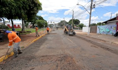 Prefeitura intensifica tapa-buracos e recapeamento na região da Praça Paraguaia