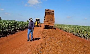 Prefeitura intensifica patrolamento e cascalhamento de estradas rurais de Dourados