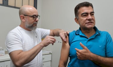 Prefeito toma vacina contra a gripe e convoca população para o Dia D neste sábado