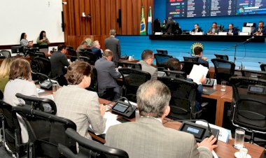Parlamentares votam quatro propostas nesta quarta-feira