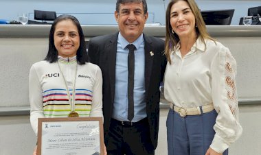 Vereador Beto Avelar e Mônica Riedel entregam homenagem à bicampeã mundial de Mountain Bike