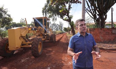 Prefeitura lança frentes de asfalto para 2 bairros em apenas 24 horas