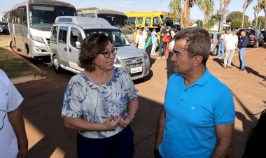 Prefeitura entrega ônibus novo para Educação e três veículos para Assistência Social