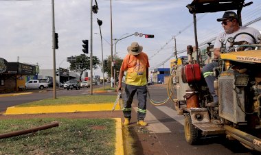 Após recapeamento, prefeitura inicia sinalização de trânsito no Grande Água Boa
