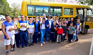 Prefeito de Ivinhema entrega ônibus para Apae