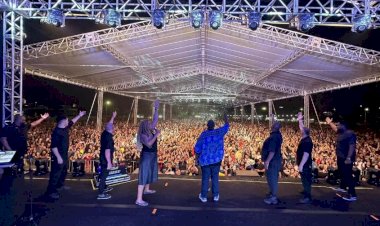 Show de Péricles reuniu quase 15 mil pessoas no Parque do Lago