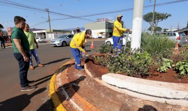 Prefeitura recupera floreiras nos canteiros centrais e valoriza espaço urbano da cidade