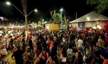 Abertura do ‘Natal Encantado’ atrai multidão e público elogia qualidade da decoração