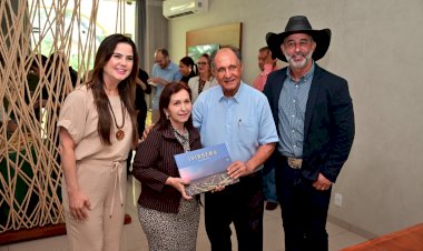 Prefeito Juliano Ferro recepciona deputados estaduais em seu gabinete