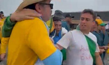 Recebido com feliz aniversário e aplausos, Marcos Pollon chega na caminhada pela Liberdade