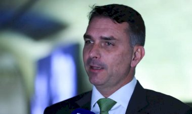 Deputados pedem investigação sobre relação entre Flávio Bolsonaro e banqueiro preso