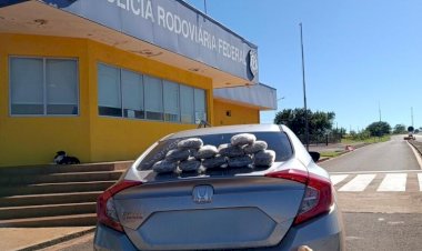 Mulher é presa com 50 quilos de skunk enquanto viajava com a filha menor