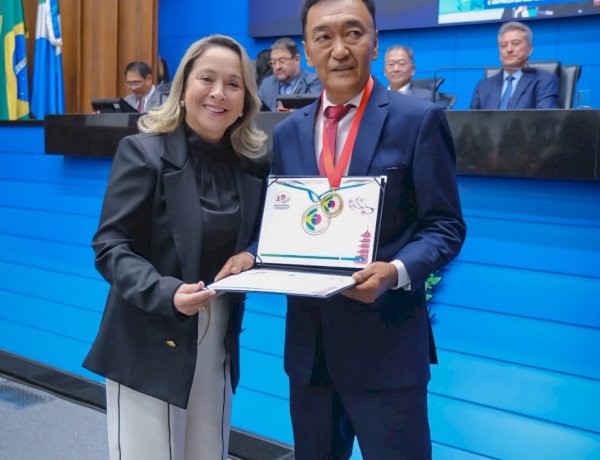 Lia Nogueira (PSDB) homenageia voluntário que transforma vidas por meio do esporte em Dourados