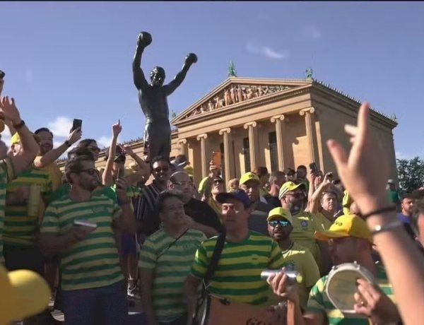 Torcedores brasileiros visitam estátua de Rocky Balboa na Filadélfia, alvo de superstição sobre azar