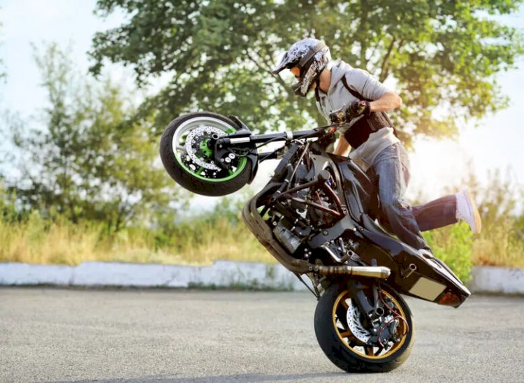 Motociclista que empinar a moto pode perder a CNH. Entenda!