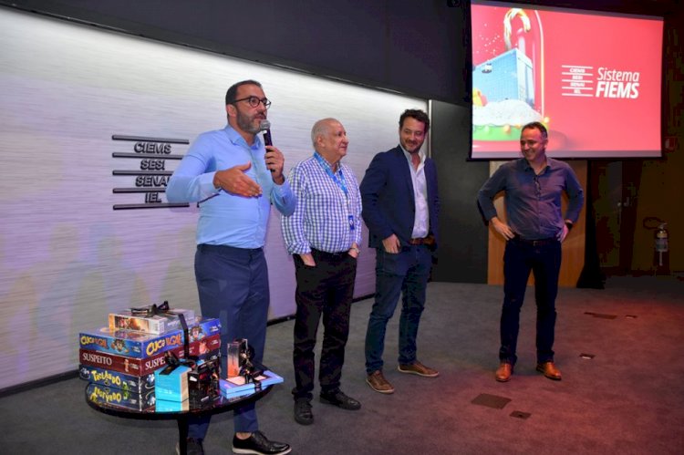 Natal Fiems: colaboradores recebem tradicionais kits natalinos