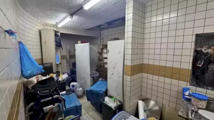 Vigilância Sanitária flagra 500 kg de alimentos preparados em banheiro de camarote da Sapucaí