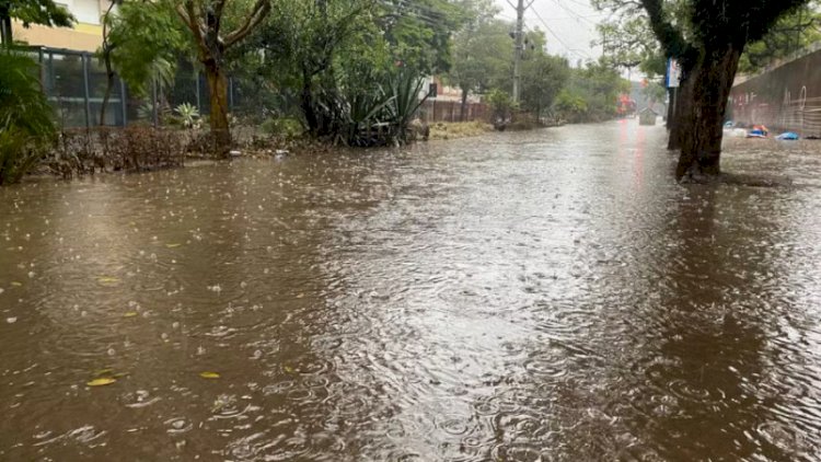 Com chuva intensa, água sobe por bueiros e volta a alagar Porto Alegre
