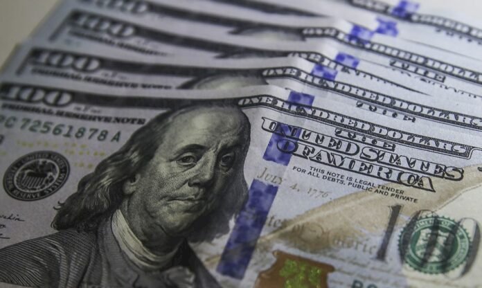 Bolsa sobe e dólar cai após elevação de nota do Brasil pela Moody’s