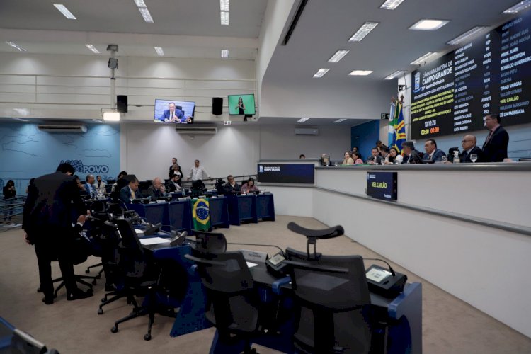 Vereadores analisam três projetos na sessão desta terça-feira