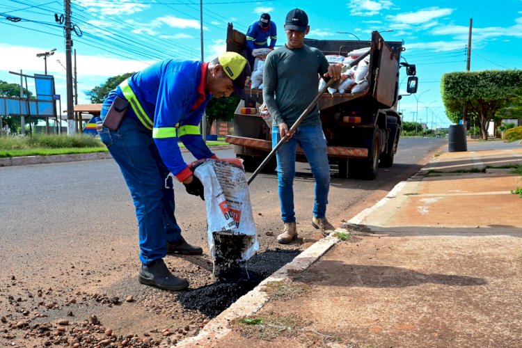 Secretaria de obras de Ivinhema segue com operação tapa buracos e patrolamento de estradas na zona rural