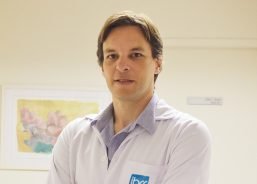 Doença rara relacionada à prótese de silicone é descoberta por médico brasileiro