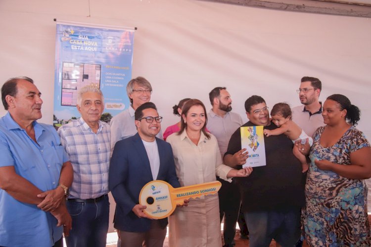 Presidente Papy entrega casas na Comunidade Mandela, ao lado da prefeita Adriane