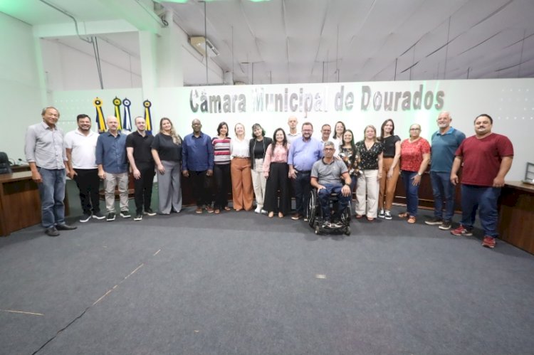 Câmara de Dourados empossa 14 aprovados em concurso público