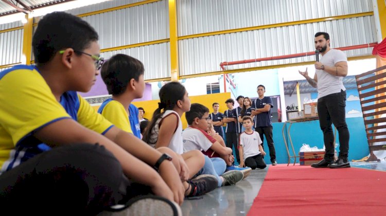 Solidariedade em forma de chocolate: crianças ajudam ação de Páscoa do Esquadrão da Juventude