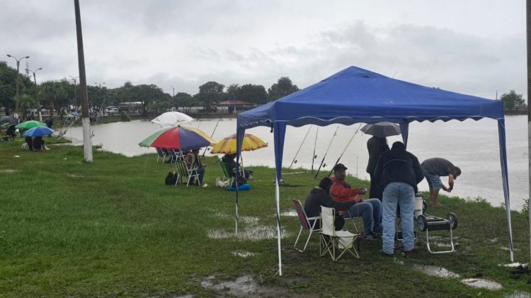 Garoa não impede e famílias comparecem no Parque Antenor Martins para pesca