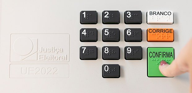 Urna eletrônica completa 29 anos como símbolo de inovação e segurança nas eleições brasileiras