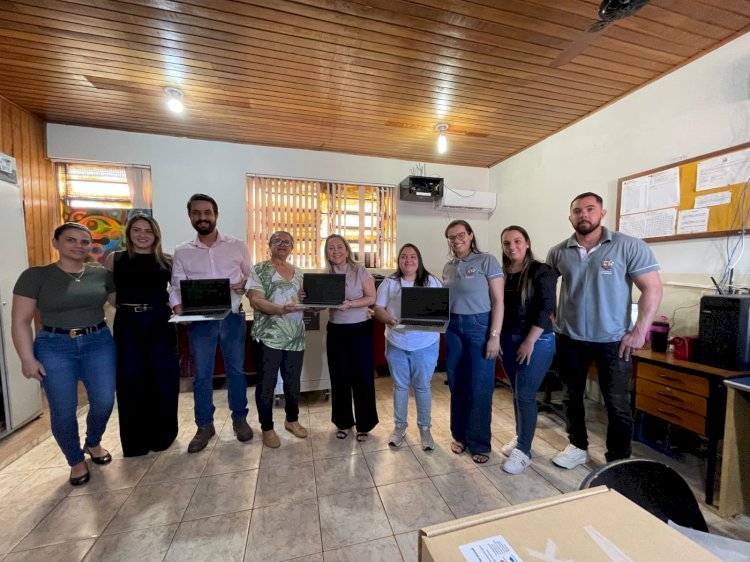 Lia Nogueira entrega mais de 130 notebooks para escolas de Deodápolis
