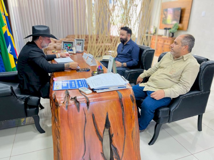 Prefeito Juliano Ferro aprecia livro que contará história de Ivinhema