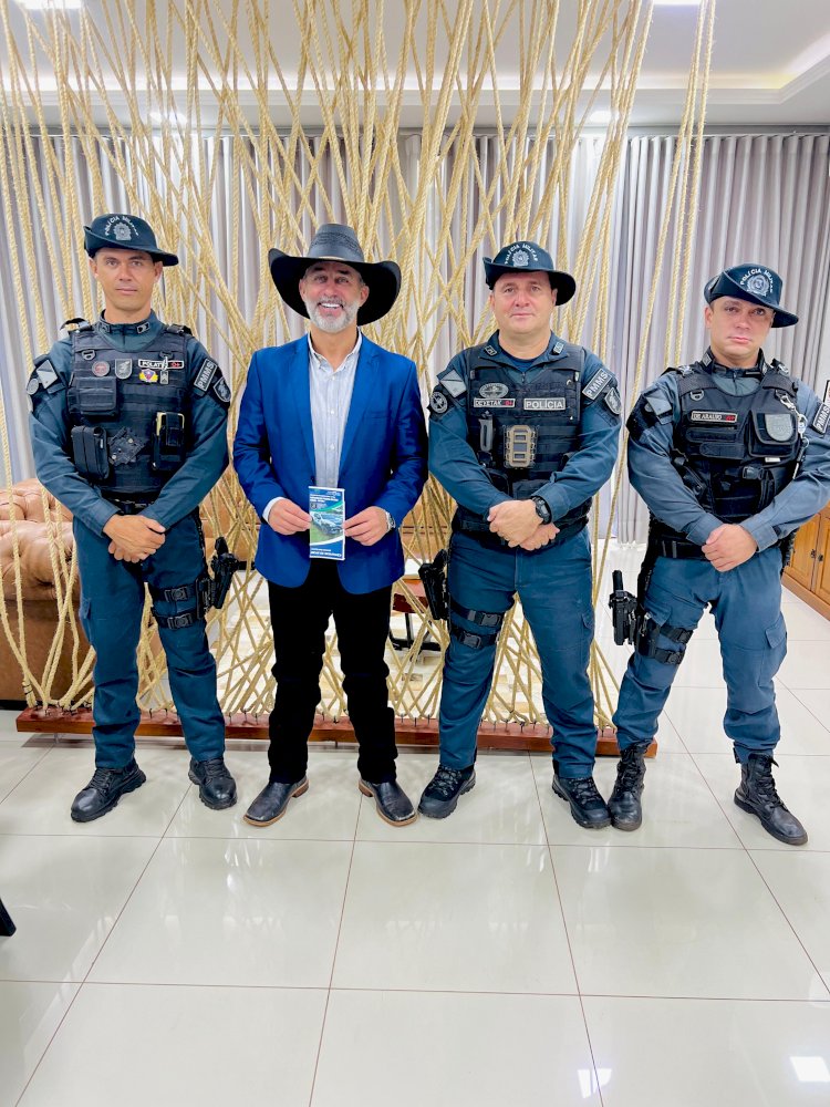 Prefeito Juliano Ferro recepciona militares da patrulha rural