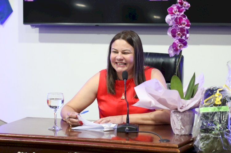Ana Paula homenageia diretores escolares em Sessão Solene da Câmara de Dourados