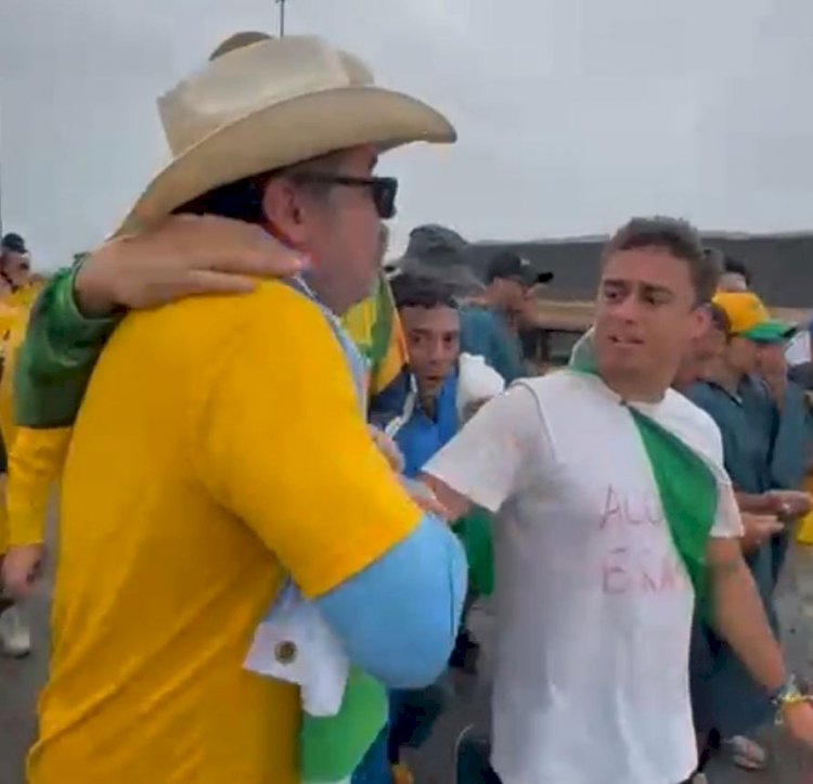 Recebido com feliz aniversário e aplausos, Marcos Pollon chega na caminhada pela Liberdade
