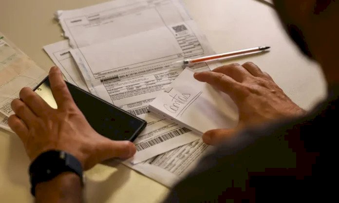 Salário mínimo de R$ 1.621 começa a ser pago nesta segunda