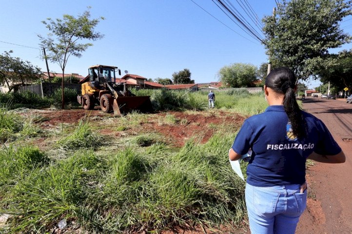 Prefeitura inicia limpeza de terrenos abandonados e aplica multas