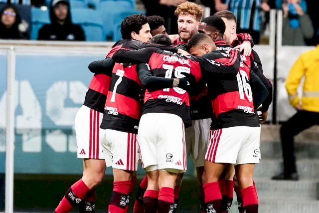 Flamengo reduz diferença para Palmeiras e Corinthians vence clássico paulista