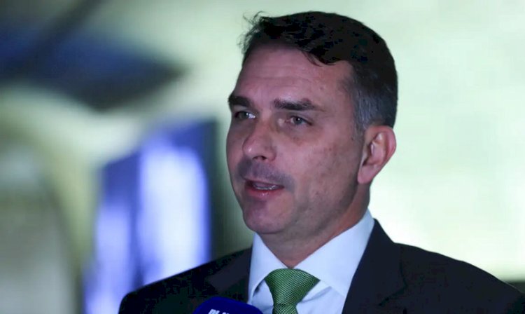 Deputados pedem investigação sobre relação entre Flávio Bolsonaro e banqueiro preso